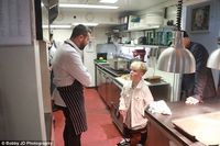 Ditolak Sekolah Masak Karena Kerdil, Remaja Ini Malah Bekerja di Restoran Michelin
