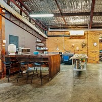 Ruang makan yang menyatu dengan dapur. Desainnya keren banget! Foto: Dok. Bored Panda