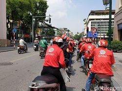 Aksi Abang Ojek Go-Viet Menelusuri Jalanan Hanoi