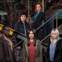 Wanita yang sempat mencicip dunia modeling ini lebih banyak tampil sebagai bintang serial TV di Inggris. Salah satu perannya yang paling populer adalah robot bernama Mia, dalam serial berjudul Humans. Foto: Instagram/@gemma_chan