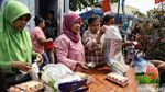 Warga Antre Sembako Murah KJP di Cilincing