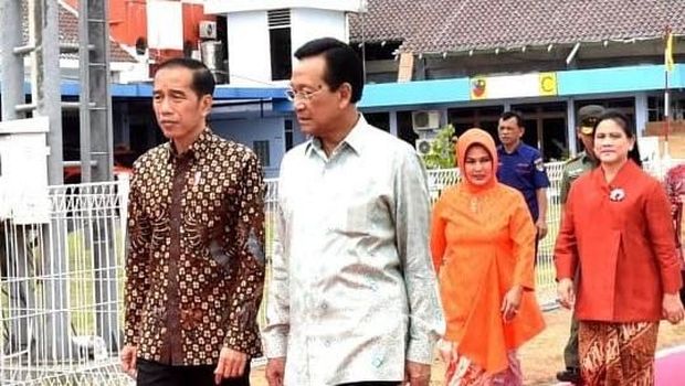 Jokowi disambut Gubernur DIY, Sri Sultan Hamengkubuwono X dan sejumlah pejabat dari Forkopimda DIY. 