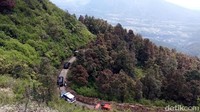 Pada hari libur, biasanya angka kunjungan mencapai 100 orang. Kepadatan mungkin terjadi, tapi sepadan dengan pemandangan yang bisa traveler lihat. (Eko/detikTravel)