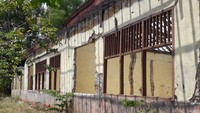 Foto: Ruangan kelas yang hancur. Dinding tembok sudah roboh, atapnya pun sudah tidak bergenting. (Isal Mawardi-detikcom)