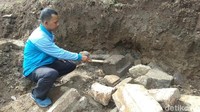 Struktur batuan tersebut ditemukan oleh Pariyanto pada Minggu (19/8) lalu. Pariyanto merupakan juru pelihara Candi Ngempon dari BPCB Jateng. (Foto: Eko Susanto/detikcom)
