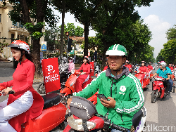 Aksi Abang Ojek Go-Viet Menelusuri Jalanan Hanoi