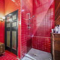 Kamar mandi dengan keramik merah marun, serta perangkat toilet dari kayu dan metal menghadirkan nuansa eklektik. Foto: Dok. Bored Panda