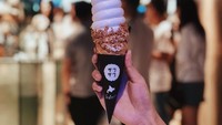 Yummy! Clay lagi jajan es krim nih di Jepang. Tampilannya menarik ya, ada soft es krim yang disajikan dalam cone dengan taburan crumble cookies. Foto: instagram @clairineclay
