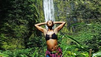 Foto: Lyndsey juga berkunjung ke Waimoku Falls yang cantik di Maui, Hawaii. (lyndsey360/Instagram)