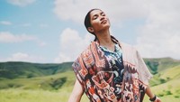 Tak lengkap liburan ke Sumba tanpa berpose dengan kain tenun lokal yang khas. Cantik dan anggun sekali ya Aghniny di foto ini (@aghninyhaque/Instagram)