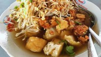 Kuah bening dari air atau kaldu disiramkan ke atas tauge dan tahu goreng. Kuah yang ringan jadi enak saat diaduk dengan sambal petis. Foto : Instagram @yq.id