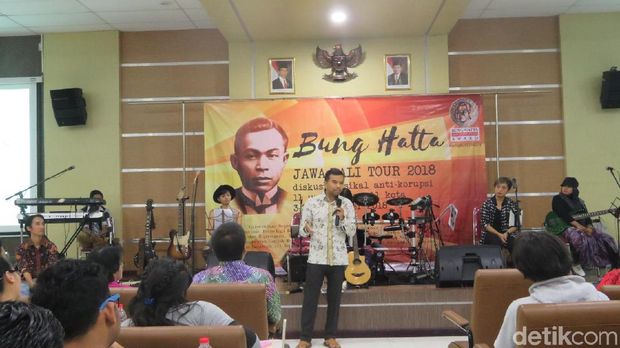 Koordinator ICW Adnan Topan Husodo memberi paparan dalam roadshow Bung Hatta Anti-Corruption Award (BHACA) di kampus UKSW.