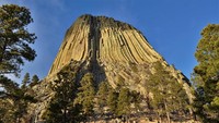 Menara Setan terbentuk secara alami, namun belum diketahui secara pasti bagaimana ceritanya tebing batu phonolite porphyry itu bisa terbentuk. Berbagai mitos pun ikut bermunculan (National Park Service)
