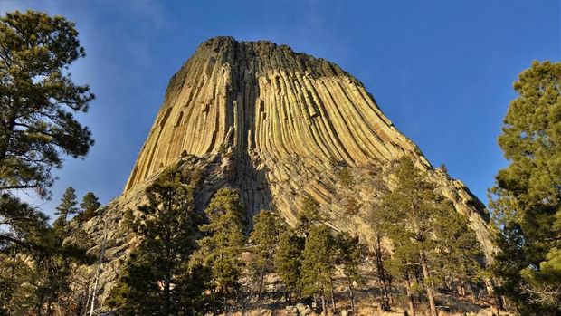 Devils Tower di Wyoming, Amerika Serikat.