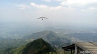 Inilah Gunung Telomoyo yang berada di wilayah Kabupaten Magelang dan Kabupaten Semarang. Dari sini, traveler bisa mencoba olahraga gantole yang cukup ekstrem. (Eko/detikTravel)