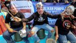 Demo Roy Suryo, Massa Tenteng Perabot Rumah Tangga