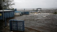 Air yang menggenangi rumah warga tak hanya berasal dari curah hujan yang tinggi tetapi juga dari ombak yang tinggi yang menghantam pesisir New Bern, North Carolina, Amerika Serikat.  Eduardo Munoz/Reuters.