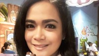 Sejak dulu suka cokelat, Shezy tidak pernah bisa menolak cokelat. Ia selalu membawa cokelat sebagai teman ngemilnya. Foto: Instagram @shezy_idris