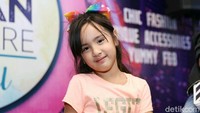 Wah, Mikhayla sudah jago pose nih! Pool/Ismail/detikFoto.