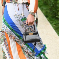 Tren tas mini dari Tory Burch. Handphone pun rasanya sulit masuk. Foto: Dok. Vogue