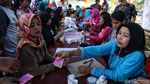 Warga Antre Sembako Murah KJP di Cilincing