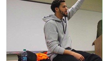 Angkat tangan jika Anda juga merasa bukan target pasar yang dibidik Apple. (Foto: Twitter)