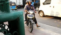 Para pemotor yang tak sabaran nekat melintasi di trotoar.