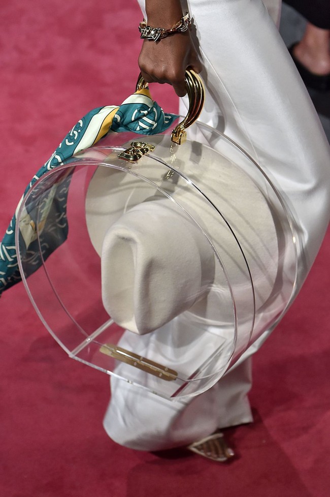 Di Brandon Maxwell, saatnya memamerkan isi tas lewat material akrilik transparan. Foto: Dok. Vogue