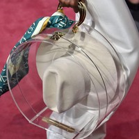 Di Brandon Maxwell, saatnya memamerkan isi tas lewat material akrilik transparan. Foto: Dok. Vogue