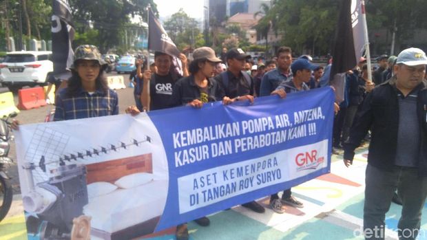 Bawa Ember-Panci, Massa Demo Demokrat soal Roy Suryo