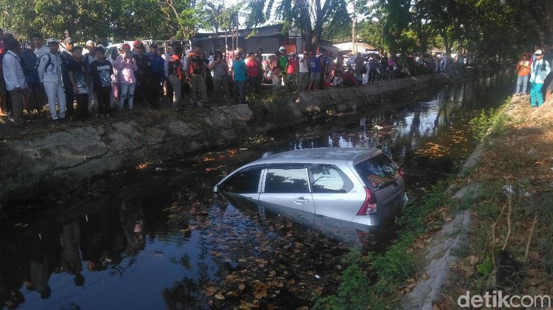 Pemilik Lupa Tarik Rem Tangan, Mobil Ini Nyemplung Sungai