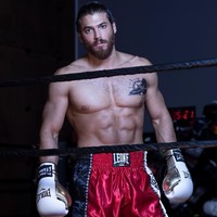 Bertubuh atletis dengan brewok dan kumis yang lebat, aktor Turki bernama Can Yaman ini banyak digilai wanita. Sehingga tidak mengherankan jika dia dinominasikan menjadi salah satu pria tertampan di dunia. Foto: Instagram