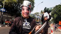 Dalam orasinya, koordinator aksi, M Saidi menyebut tindakan Roy Suryo sebagai contoh yang tak baik.