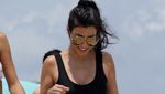 Potret Seksi dan Bugar Kourtney Kardashian Ketika Jalan-Jalan di Pantai