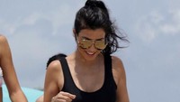 Kourtney sering mengunggah foto dirinya ketika sedang berjalan-jalan di pantai. (Instagram/kourtneykardash)
