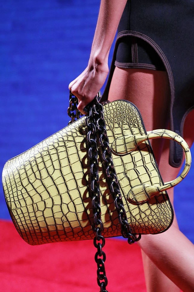 Strap rantai besar yang edgy di fashion show Calvin Klein. Foto: Dok. Vogue