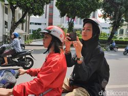 Aksi Abang Ojek Go-Viet Menelusuri Jalanan Hanoi