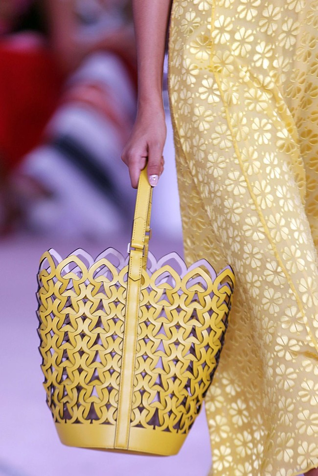 Aksen lasercut membuat tas Kate Spade ini mencuri atensi. Foto: Dok. Vogue