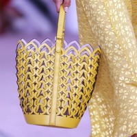 Aksen lasercut membuat tas Kate Spade ini mencuri atensi. Foto: Dok. Vogue