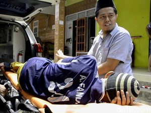 Didatangi Bupati Batang, Afandi Dibawa ke Rumah Sakit