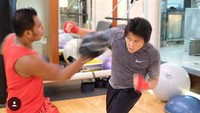 Untuk melatih skillnya, selain berlatih boxing di Indonesia, Reino juga berlatih di Tokyo, Jepang. (Instagram @reinobarack)