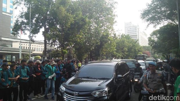 BEM SI Gelar Aksi Bela Rupiah di Kantor Kemenkeu