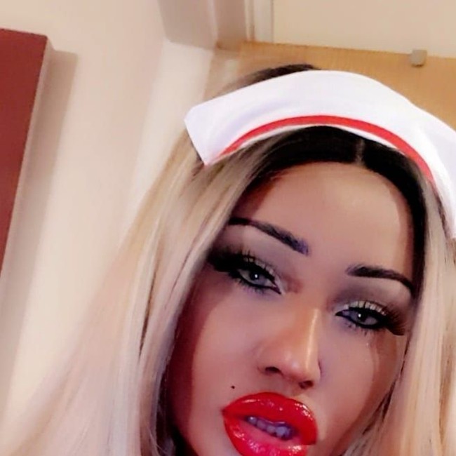 Bagian dadanya pun langsung menarik atensi orang yang melihatnya. Ukuran dada yang besar yang tak jarang diumbar lewat pakaian seksi membuat orang lain langsung menatap ke arahnya.  Foto: Instagram (@ iamdiamonddoll)