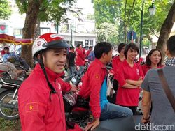 Aksi Abang Ojek Go-Viet Menelusuri Jalanan Hanoi