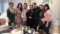 Ditemani kopi dan teh, acara ngumpul-ngumpul bersama keluarga dan kerabat jadi semakin seru. Foto: Instagram @shezy_idris