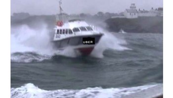 Ada juga yang langsung menerjang derasnya ombak demi berburu pre-order iPhone baru. (Foto: Twitter)