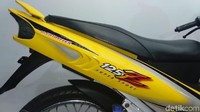 Emblem Yamaha 125Z di bodi samping motor. Bodi motor masih mulus ya buat motor yang sudah berusia hampir 20 tahun. Foto: Luthfi Anshori