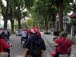 Aksi Abang Ojek Go-Viet Menelusuri Jalanan Hanoi