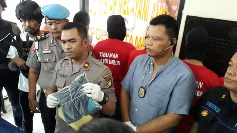 Dituduh Curi HP, Remaja di Bekasi Dikeroyok 7 Orang Lalu Disiram Bensin Dituduh Curi HP, Remaja di Bekasi Dikeroyok 7 Orang Lalu Disiram Bensin