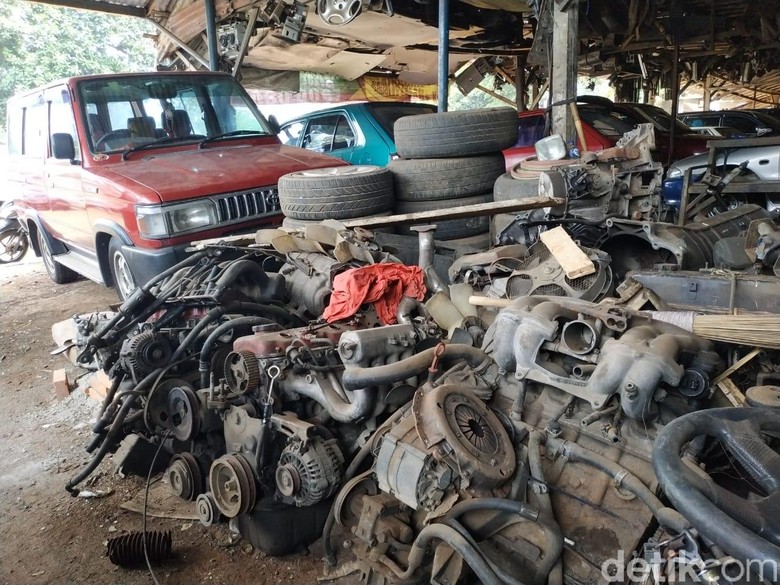 Bisnis Mobil Bangkai atau Mobil Rongsok. Foto: Ridwan Arifin Bisnis Mobil Bangkai atau Mobil Rongsok. Foto: Ridwan Arifin